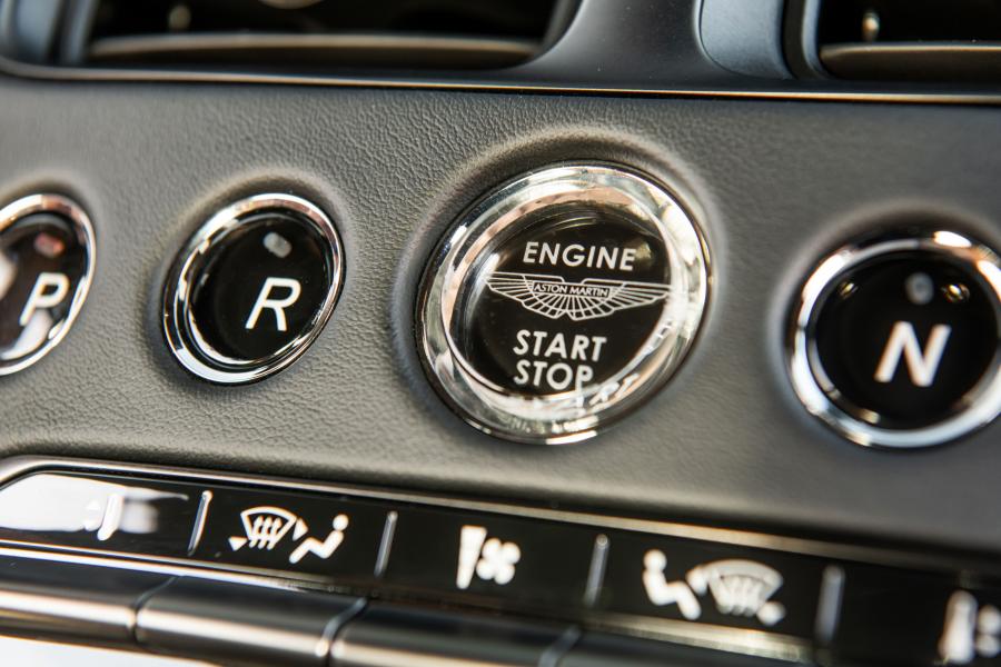 Детали интерьера Aston Martin DB11 AMR 2019 года  (NA) (фото 27 из 40)